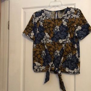 Short sleeve blouse with tie on bottom